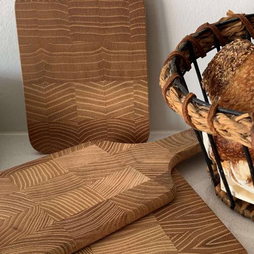 Skærebrætter i robinietræ med håndtag i to forskellige størrelser, hvorpå brødet kan serveres