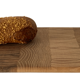 Tapasbræt i lyst robinietræ med brød